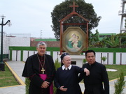 Monseñor Salvador Piñeiro, el párroco P. César Nuñez y la Hna. Consuelo Cerda en la ermita