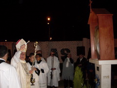 Bischof Salvador Piñeiro segnet den Kreuzweg