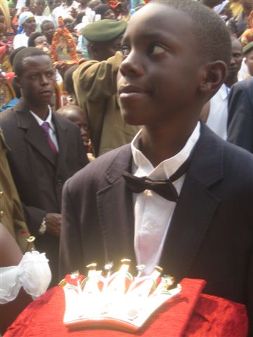 15. 08. 2009 Ein kongolesischer Junge trägt die Krone  Foto: Sr. Lisette Seitzer