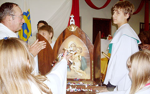 P. Alvaro Lenhard, che ha presieduto la celebrazione, ha incoronato l’Immagine della Madonna Pellegrina Ausiliare,