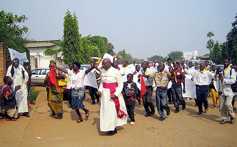 Beim Eingang Mont Sion Gikungu, allen voran Erzbischof von Bujumbura, Evarist Ngoyagoye. 
