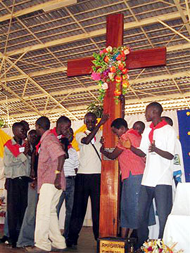 Das "Jugendkreuz" wird neben dem Altar aufgestellt es bleibt im Zentrum der Feier zum Abschluss des Jugendforums. 