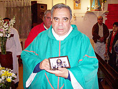 El P. Rodolfo con la foto del Santuario Original