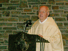 El P. Hans Schnocks durante la prédica