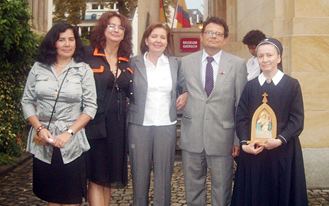 Peregrinas Misioneras de Schönstatt Paola Aranda, Alexandra Arevallo  , a la derecha Hna Ivonne María, Consul de Frankfurt Dr. Ernesto Pinto-Bazurco Rittler y  esposa