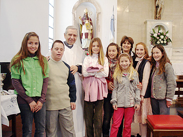 El Padre Guillermo Mario Cassone y Susana Hernández con misioneritos