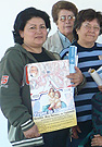 Misioneras de San Pedro con el afiche del 18 de octubre en Tuaprenda - Fotos: Patiño