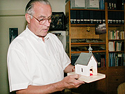 Franz M. Vogel con uno de los pequeños santuarios