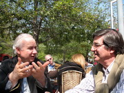 El autor, Juan Barbosa, con el  P. Gonzalo Castro Cardemil
