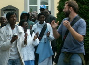 Joaquín Zuaso con los coros de Burundi en Schoenstatt - Foto: Fischer