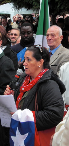 Tita Andras rezando la consagración en castellano - Foto: Cassio Leal