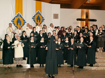 Coro de las Hermanas de María junto a miembros de otras comunidades femeninas - Foto: Cássio Leal