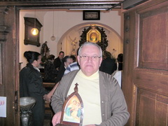 Sr. Maurino com a Peregrina na porta do Santuário logo após selar a Aliança