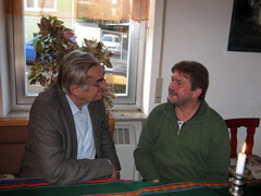 Roland Renz (rechts) und Rudolf Ammann (Verleger) im Gespräch