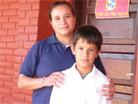 Ángel Antonio mit seiner Lehrerin