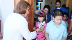 All'uscire dal Santuario i bambini hanno ricevuto in regalo un rosario benedetto