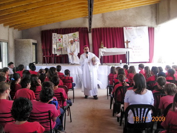 Mons. Sergio hablando a los alumnos