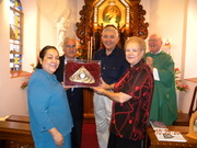 Representantes de dos diocesis con el símbolo del Padre - Foto: Victor Alegria