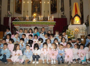Crianças com a Imagem Auxiliar na cidade de Santeramo in Colle