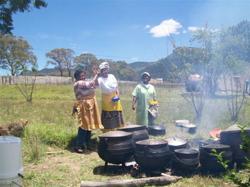 Todo fue cocinado en forma tradicional, sobre fuego en ollas africanas de tres patas.