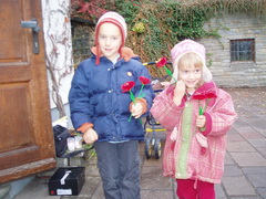Kinder schenken Rosen