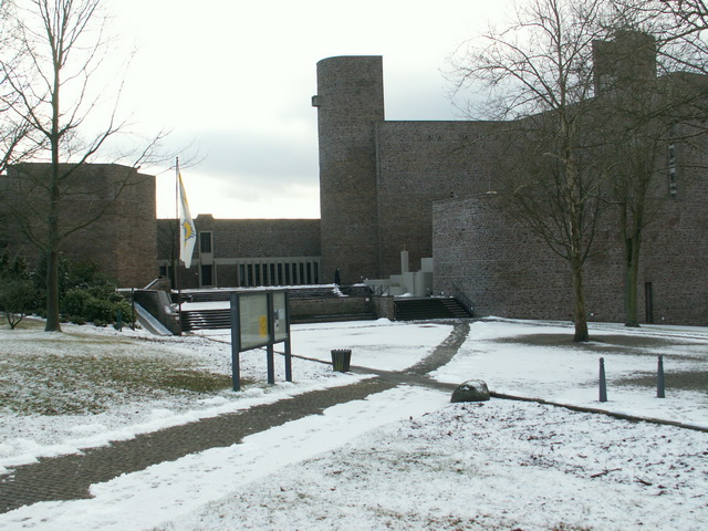 Anbetungskirche mit Schnee