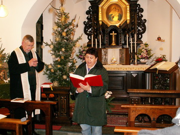 Michelle Adriaanse leyendo el Evangelio de Navidad en inglés