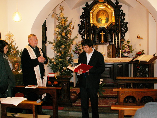 Diego Asili reading the Christmas Gospel, in Italian