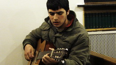 Esteban Albiger facendo musica con la sua chitarra nella Messa nel Santuario Originale