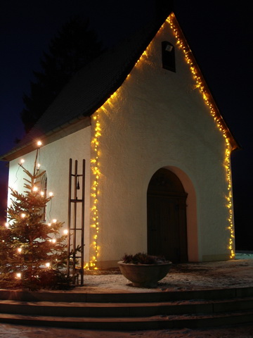 Heiligtum in weihnachtlicher Beleuchtung