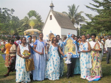Vor dem Heiligtum in Bujumbura