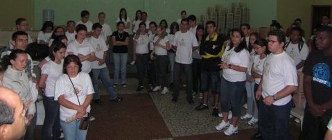 Más de 70 jovenes reunidos en la parroquia -  Foto: Cássio Leal