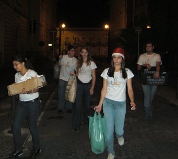 Jovens da paróquia caminhando pelo centro da cidade. Foto: Cássio Leal