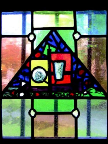 Fenster im Heiligtum Berg Moriah: Kelch und Patene aus dem Karmel-Gefängnis