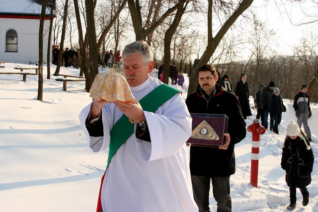 Das Vatersymbol wird in Prozession vom Heiligtum zum Haus getragen