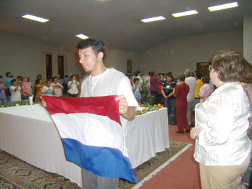 Ricardo Acosta bringt die Flagge Paraguays