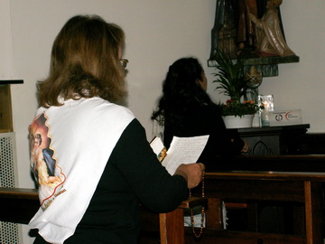 Inés en el Santuario Original durante el rezo del rosario, julio de 2009