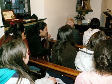 Jóvenes de Chile rezando y cantando en el Santuario Original, 27 de febrero