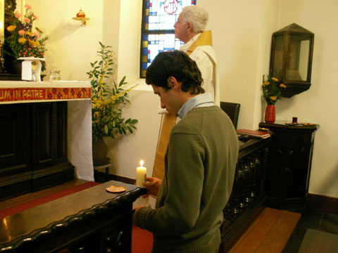 Esteban arrodillado junto al altar - Foto: Francisco Grondona