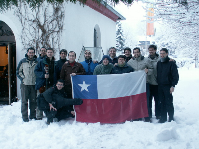 Seminaristas con la bandera de Chile