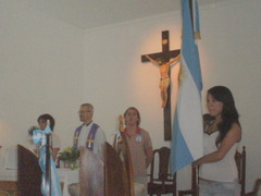 La bandera en el altar