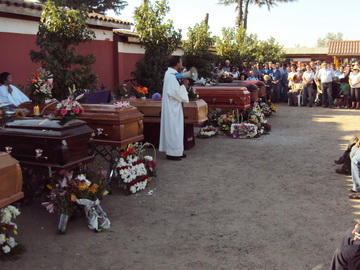 El P. Alex durante el funeral de victimas del terremto
