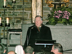Pater Penners bei der Eröffnung des Lobpreis-Gottesdienstes