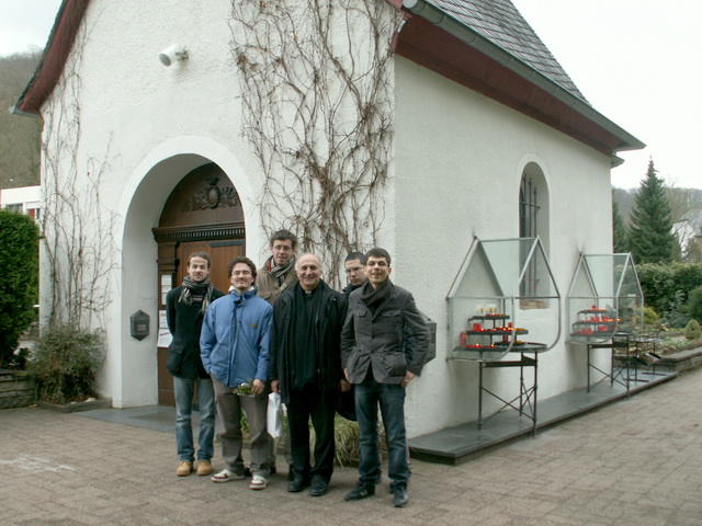 Todo el grupo frente del Santuario Original