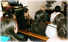 Las jóvenes en el Santuario Original, durante uno de los "rosarios internacionales"