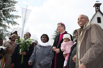 Weihbischof Peters mit den Angehörigen der Novizin aus Kenia