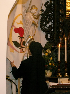 Irmã M. Isabel coloca a bandeira junto ao altar