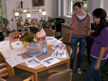 Voluntarias de la Oficina de Prensa preparando las carpetas de los participantes de la jornada 