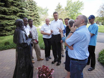 Priester umstehen die Pater-Kentenich-Statue in Milwaukee