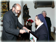7 de febrero de 2009: La Hna. M. Lourdes recibe la teja del Santuario Original